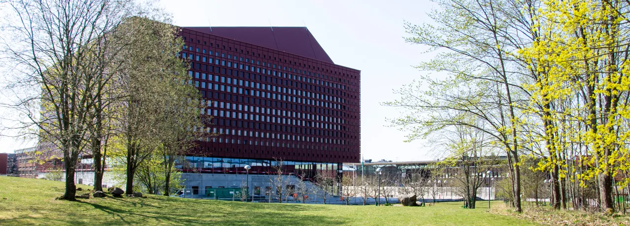 Studenthuset at Campus Valla surrounded with trees.