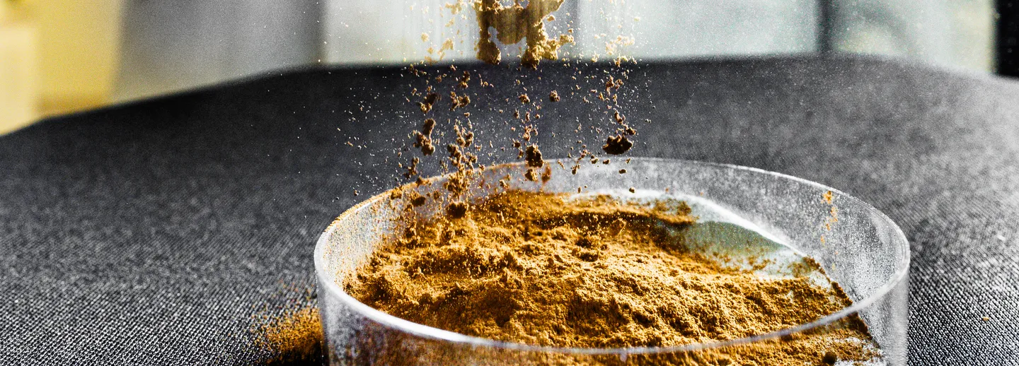 Glasburk i labb visar organiska energimateriel.