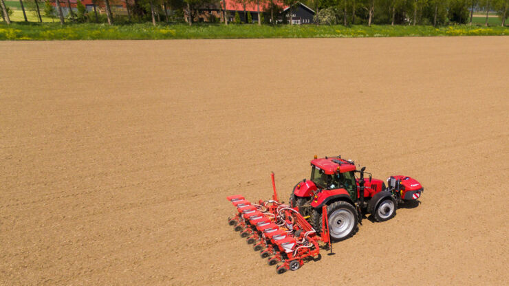 The picture shows a system for satellite-based portioning of liquid fertilizer.  