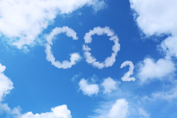 CO2 skrivet på blå himmel med bokstäver av moln.