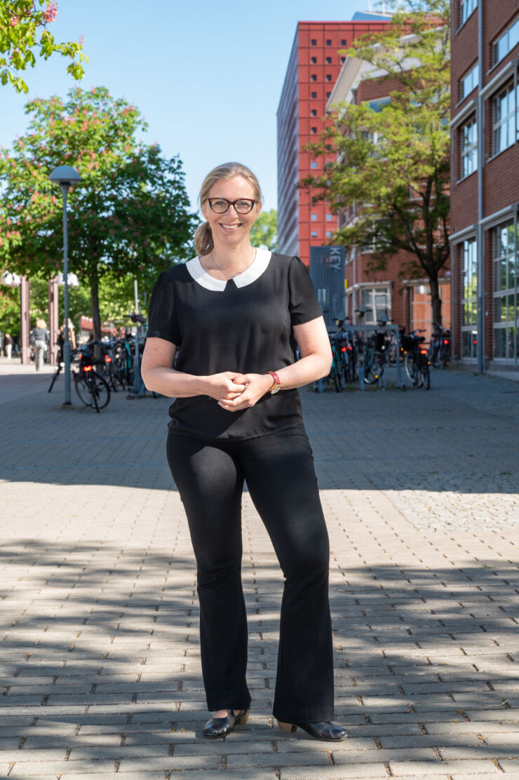 Professor Marie Cronqvist står på Campus valla i Linköping.