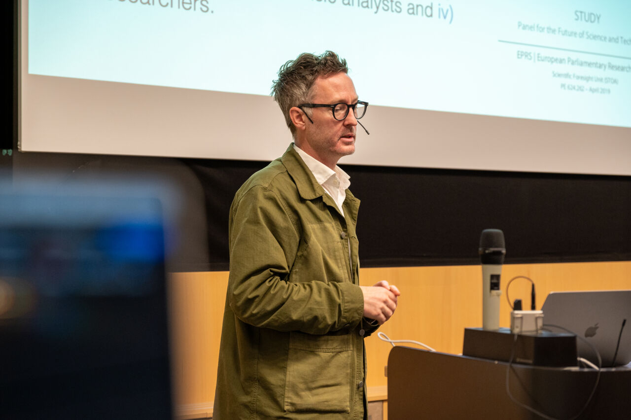 Föreläsning av Stefan Larsson.