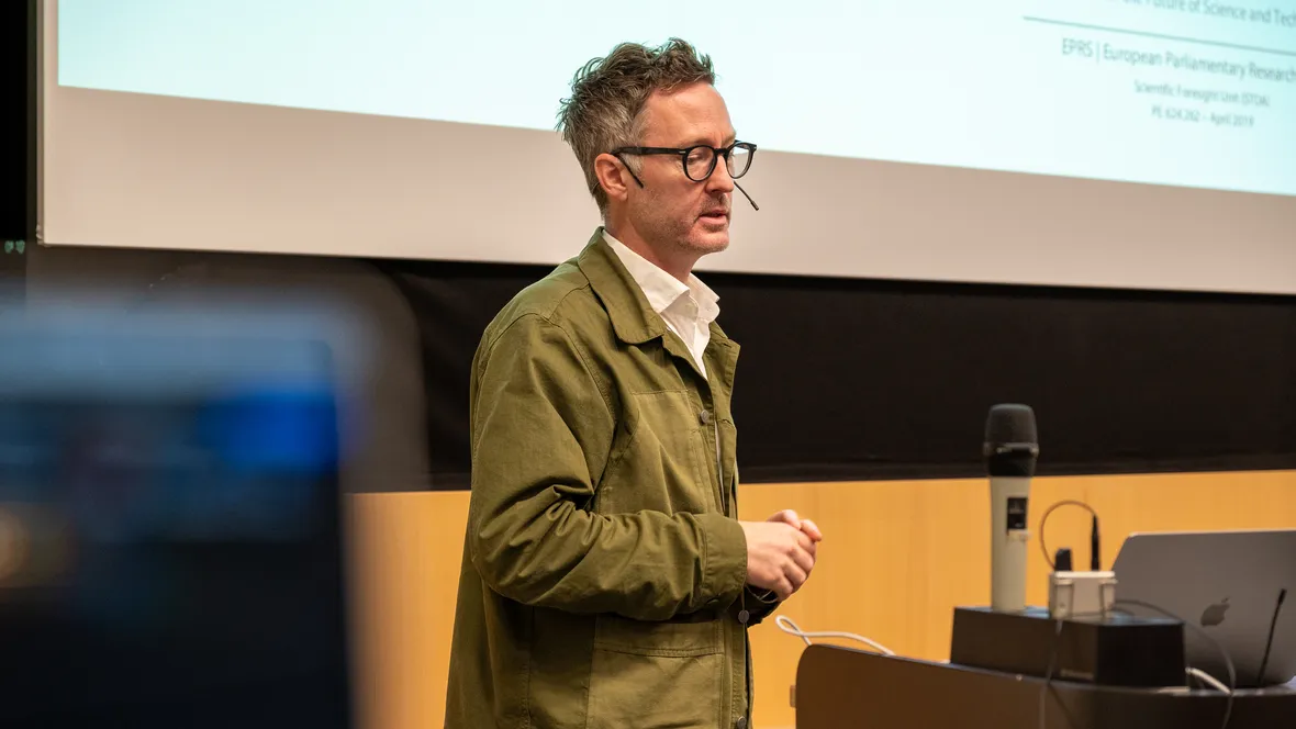 Lecture by Stefan Larsson.