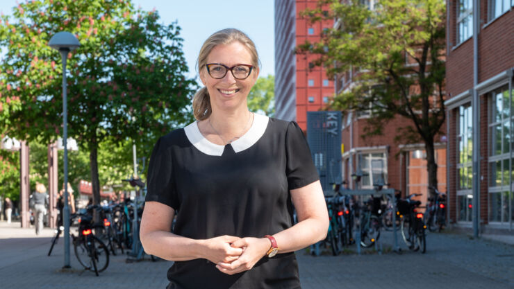 Professor Marie Cronqvist står på Campus valla i Linköping.