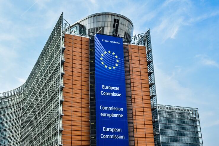 En stor byggnad med en banderoll för EU-kommissionen.