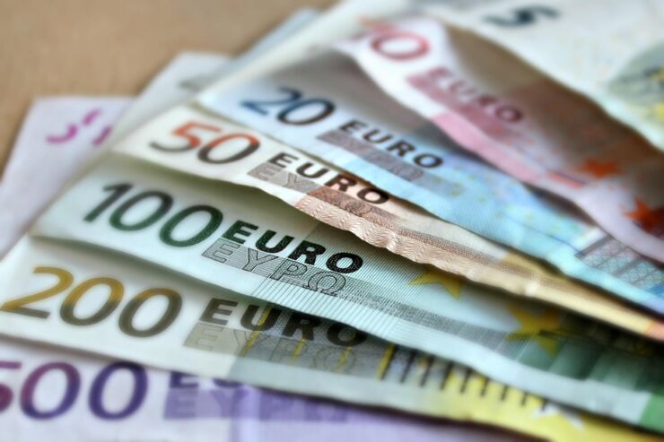 Eurosedlar i flera olika valörer.