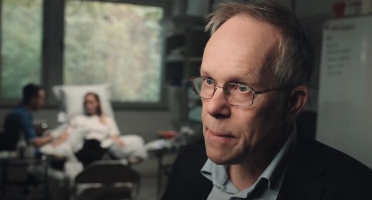 Håkan Olausson is interviewed during a study.