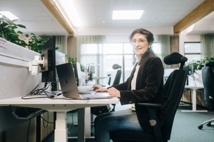 Person (Aseel Berglund) sits infront of computer.