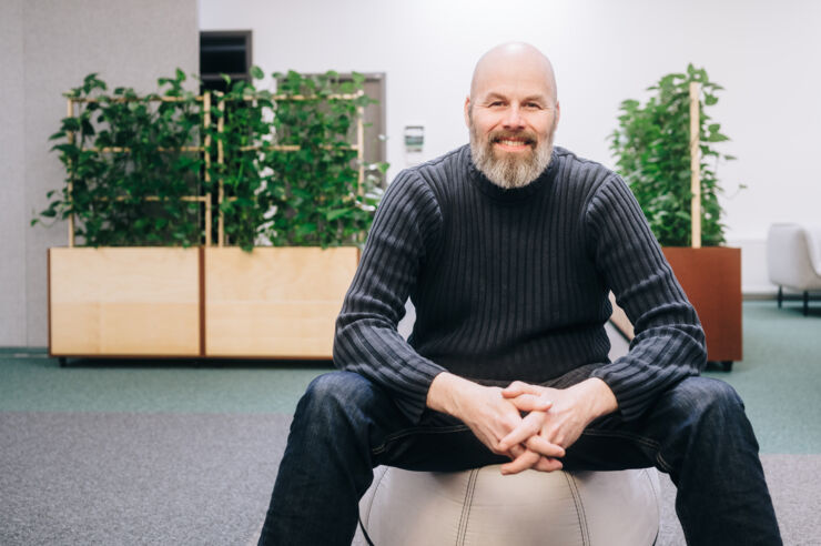 Person (Erik Berglund) sitter på stor boll.