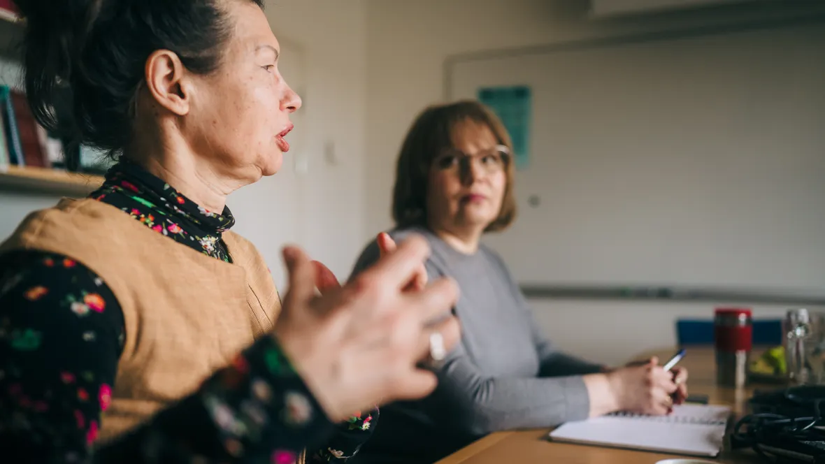 Två kvinnor vid ett bord.