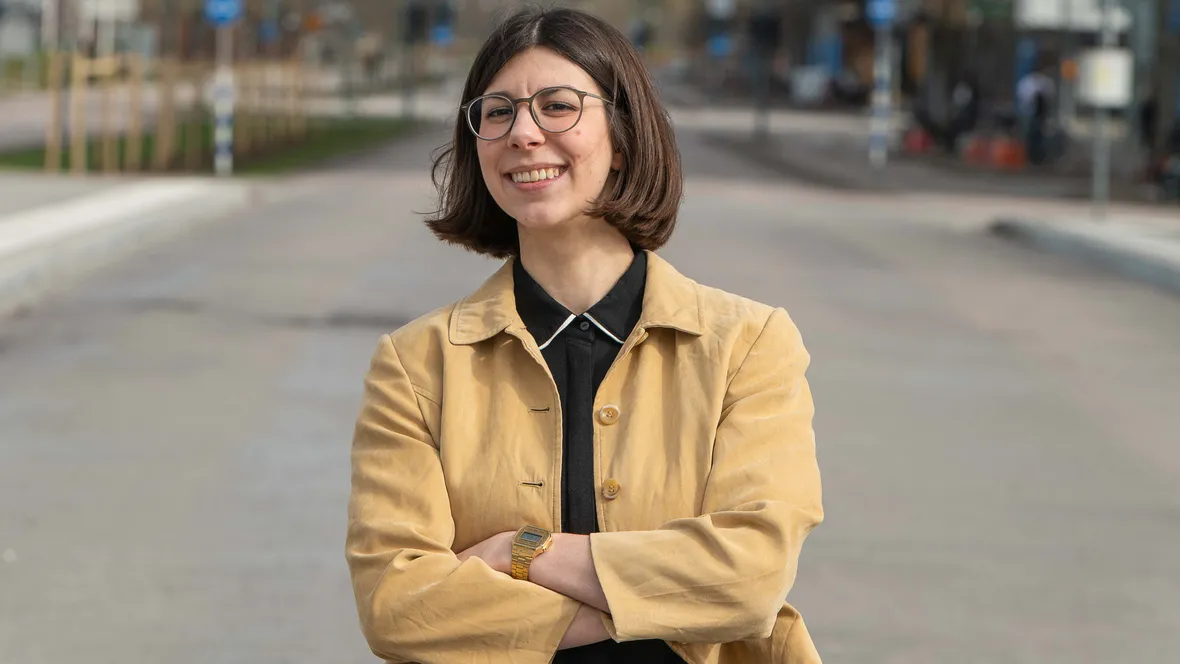 Kvinna står på väg med korsade armar.