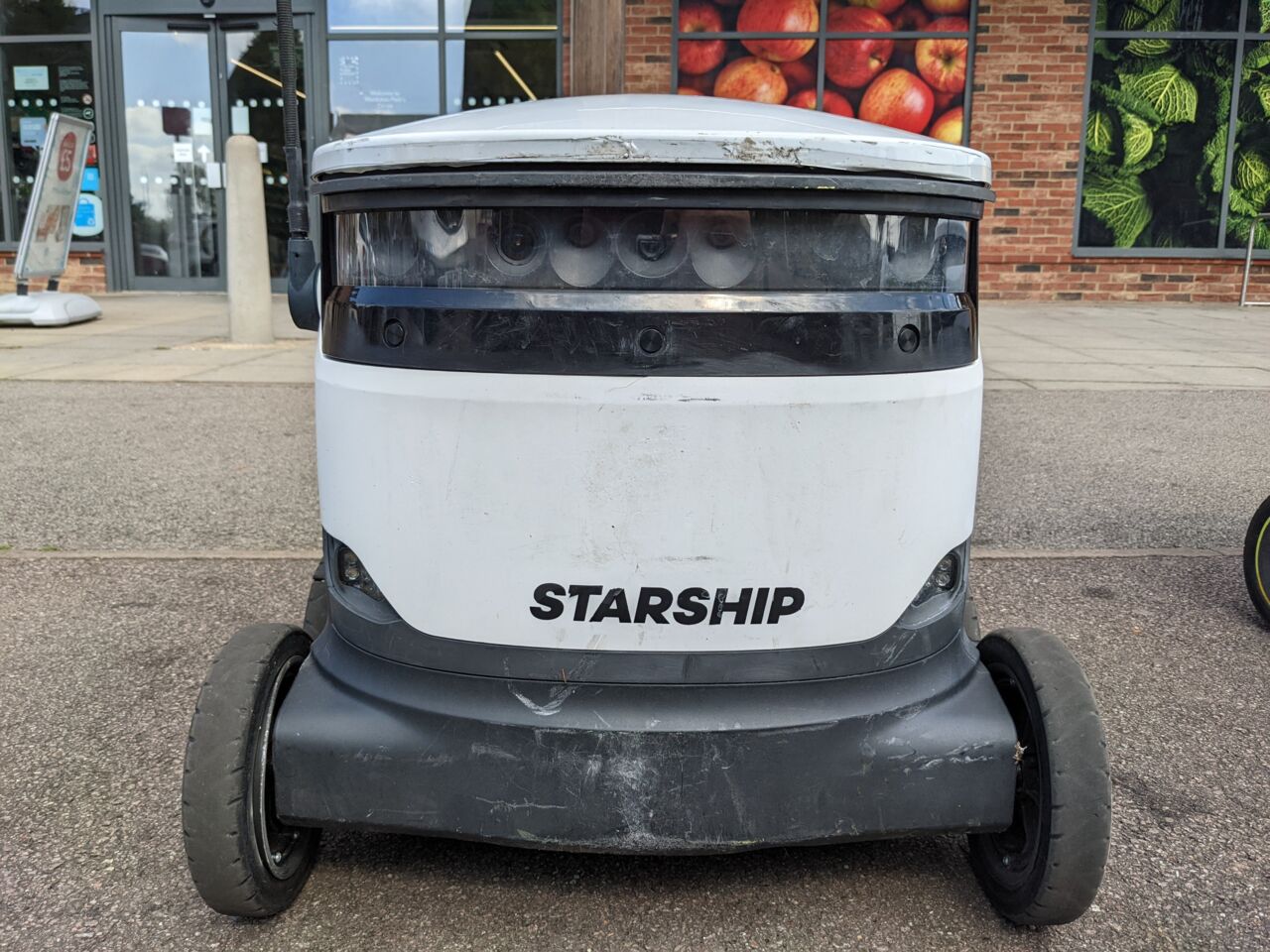 Levereransrobot i väntan på uppdrag.