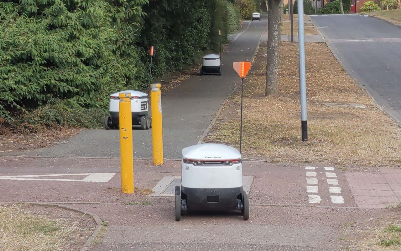 Flera robotar på cykelbana.
