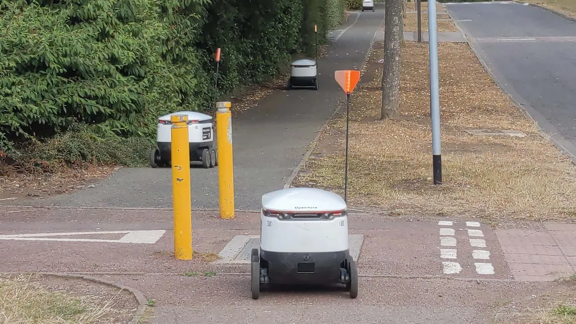 Flera robotar på cykelbana.