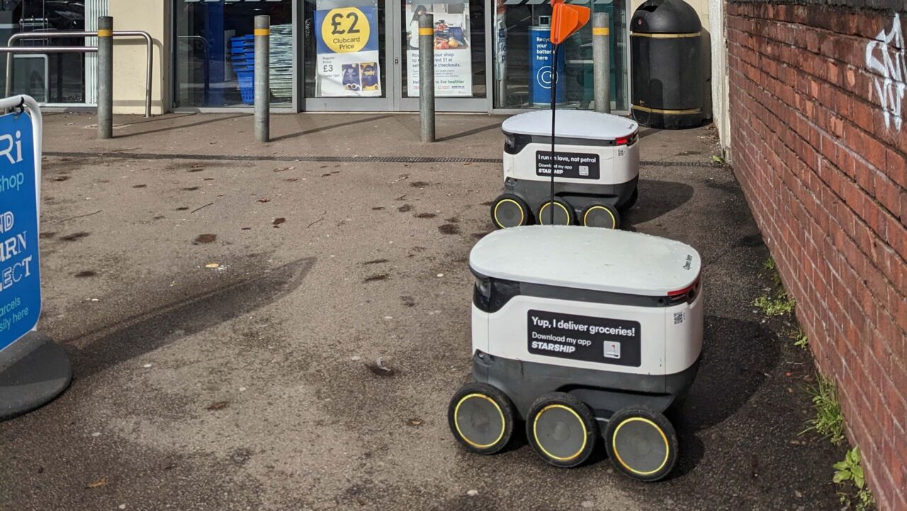 Robotar parkerade utanför affär.