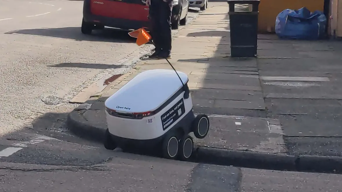 En robot som försöker ta sig uppför en trottoarkant.