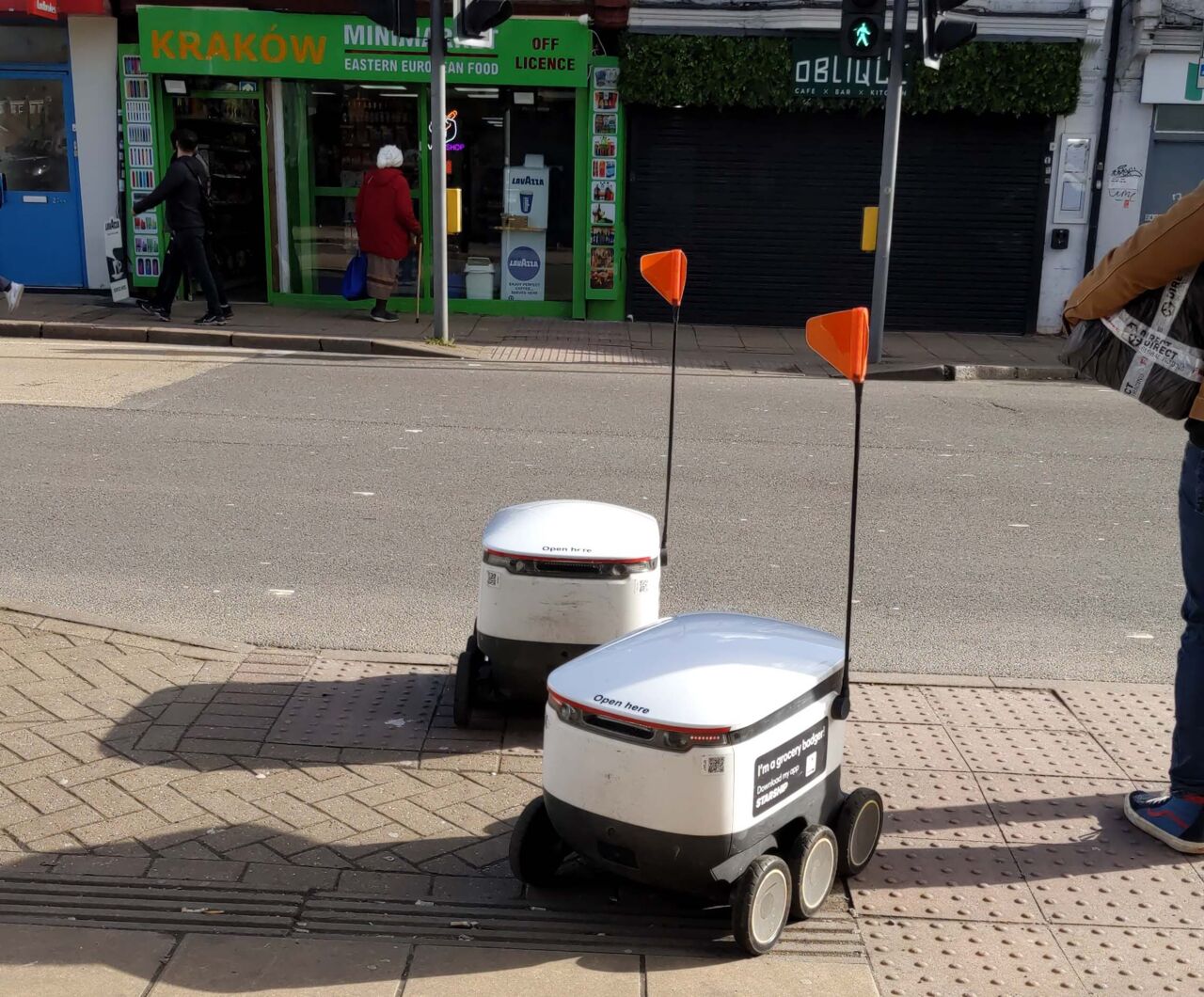 Robotar parkerade utanför en affär.