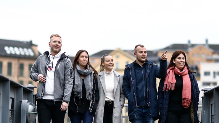 Arbetsterapeutstudenter som går över en bro på Campus Norrköping