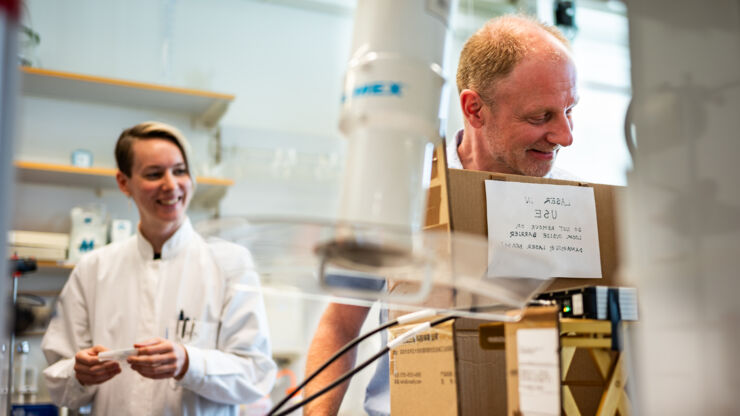 Två forskare (Carin Backe och Edwin Jager) i ett labb.