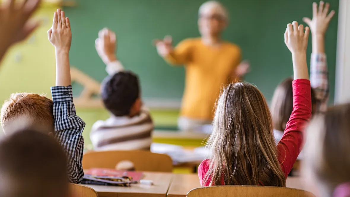 Elever och lärare i ett klassrum.