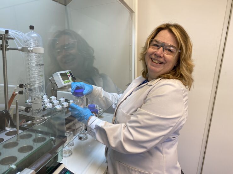 En kvinna i labbkläder i ett labb.