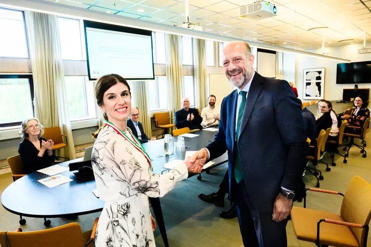 Man och kvinna skakar hand