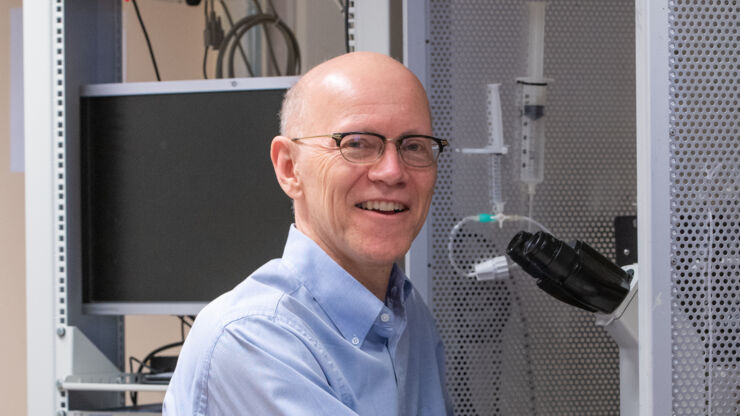 Person (Peter Larsson) infront of a microscope.