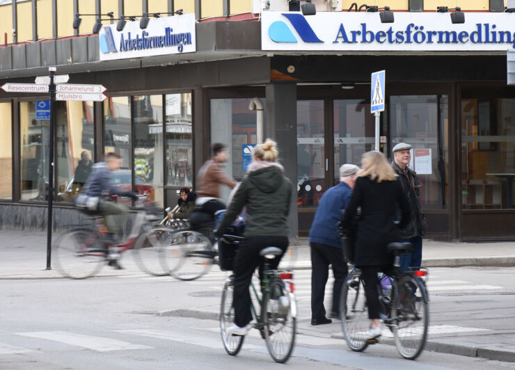 Gatuphoto i Linköping med arbetsförmedlingskontor i bakgrund.