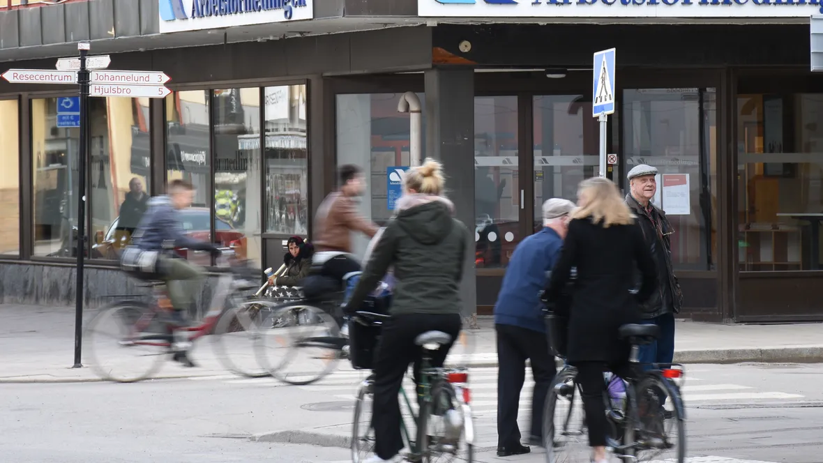 Gatuphoto i Linköping med arbetsförmedlingskontor i bakgrund.