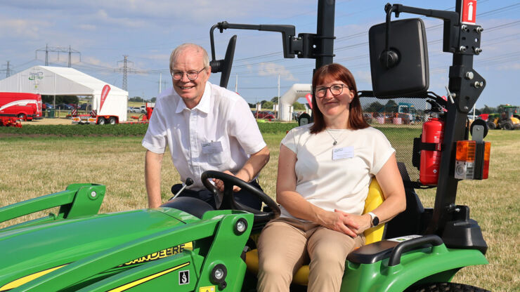 Verksamhetsledare för Digitaliseringsnavet, Karolina Muhrman och Per Frankelius,intill en traktor under Borgeby fältdagar 2024.