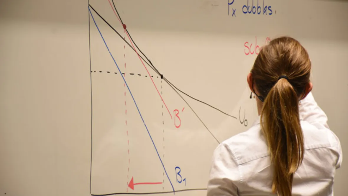 Kvinna som skriver på vita tavlan