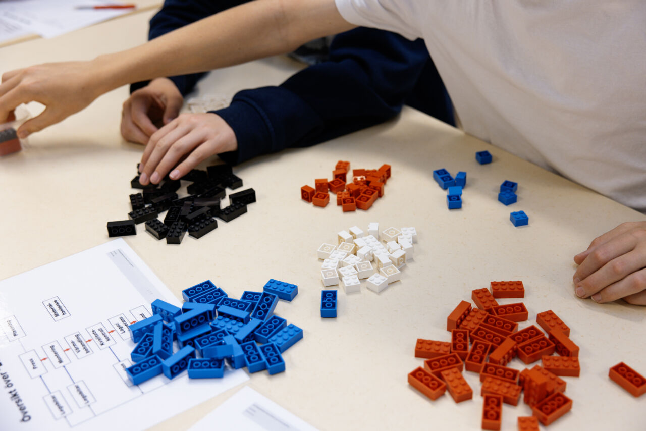 Bild på deltagare och lego under aktiviteten Leanspelat