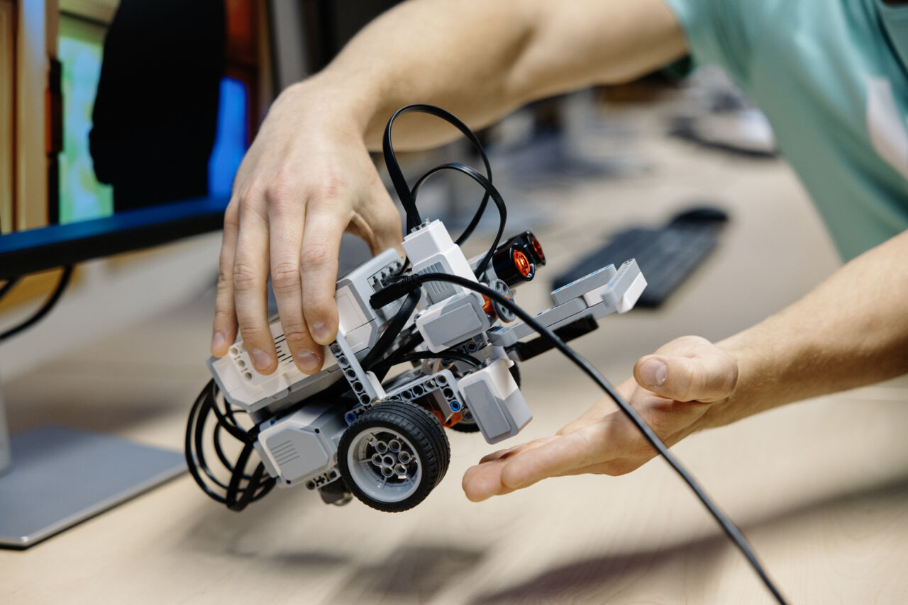 Bild på en robot under aktiviteten robotprogrammering