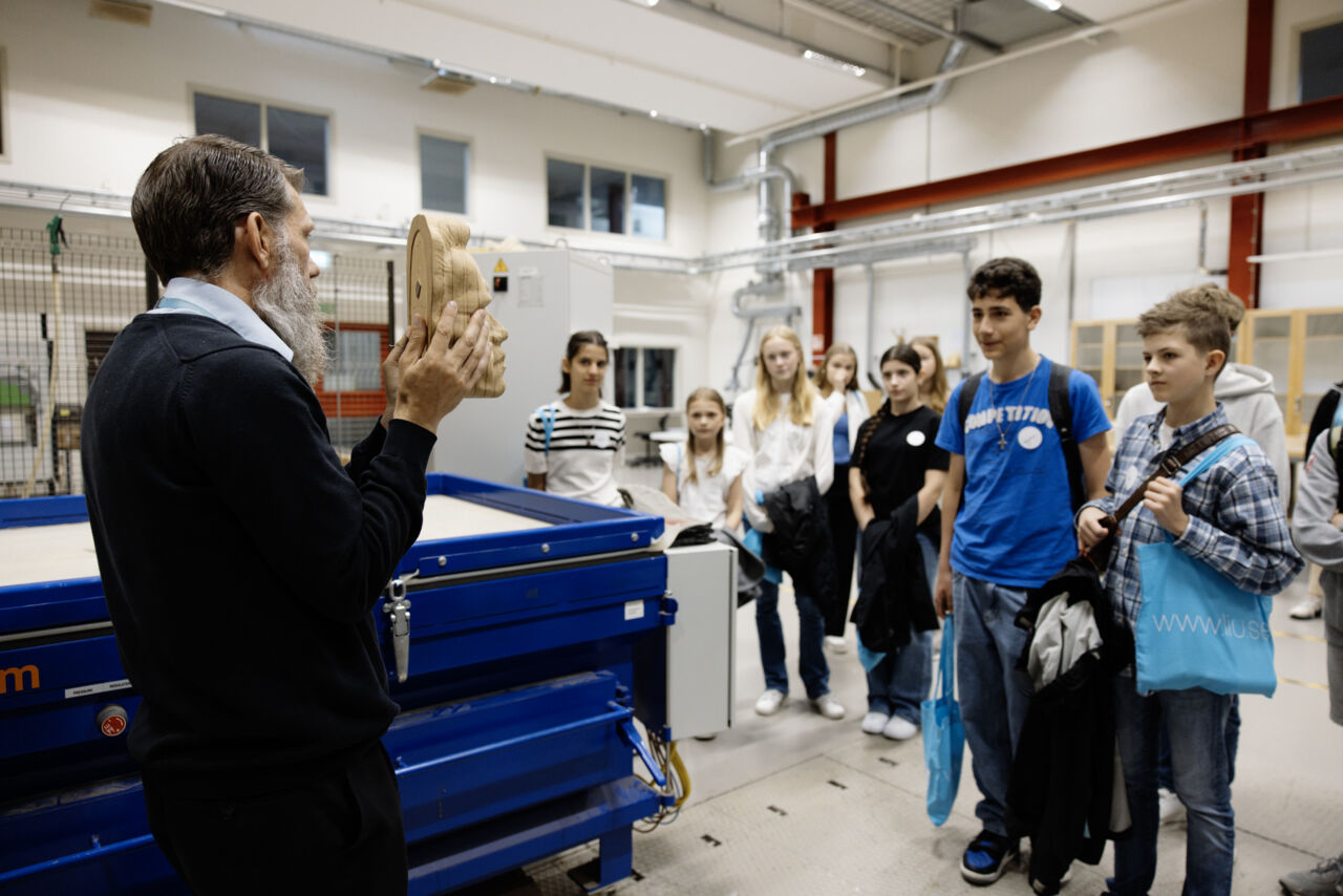 Bild på deltagare och lärare under aktivitet under Sommarveckan 2024