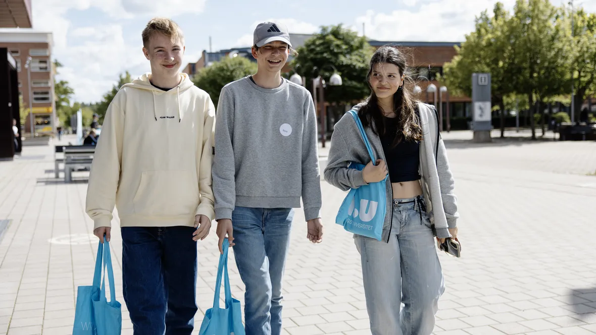 Bild på tre deltagare under Sommarveckan 2024