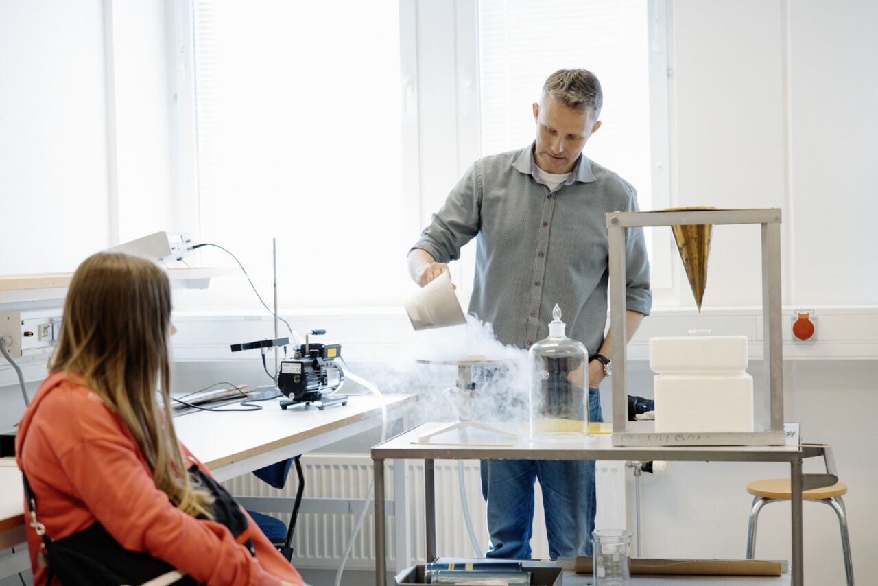 Bild på när läraren häller flytande kväve