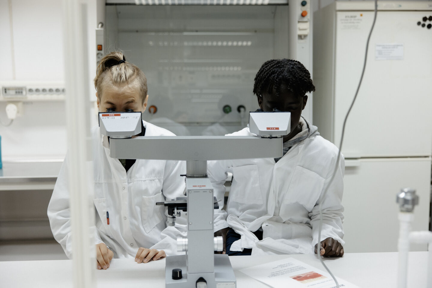 Bild på deltagare som kollar i ett mikroskop