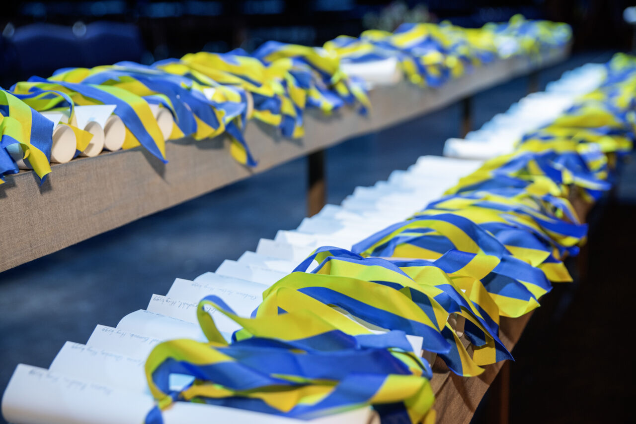 Bild på diplom under examenshögtiden