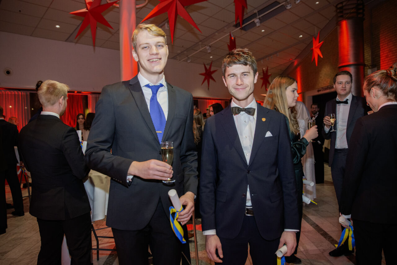 Bild på examinerade studenter under mingel