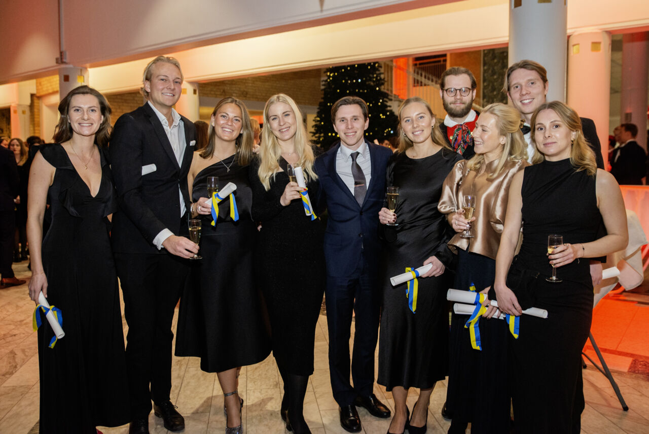 Bild på examinerade studenter under mingel