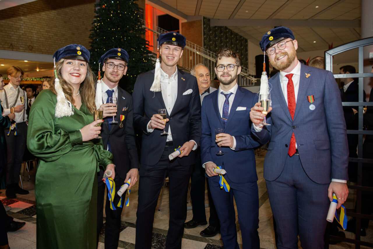 Bild på examinerade studenter under mingel