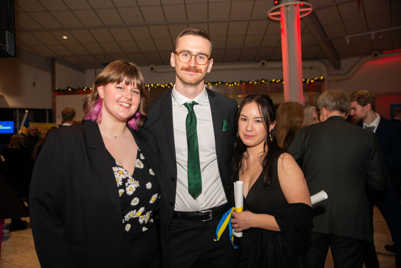 Bild på examinerade studenter under mingel