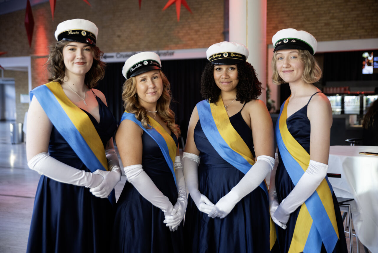 Bild på uppställda studenter under minglet