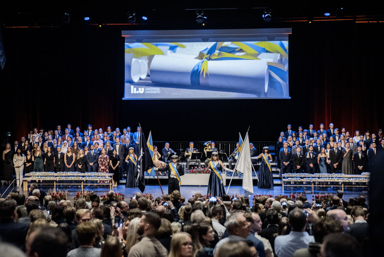 Bild på scenen under examenshögtiden