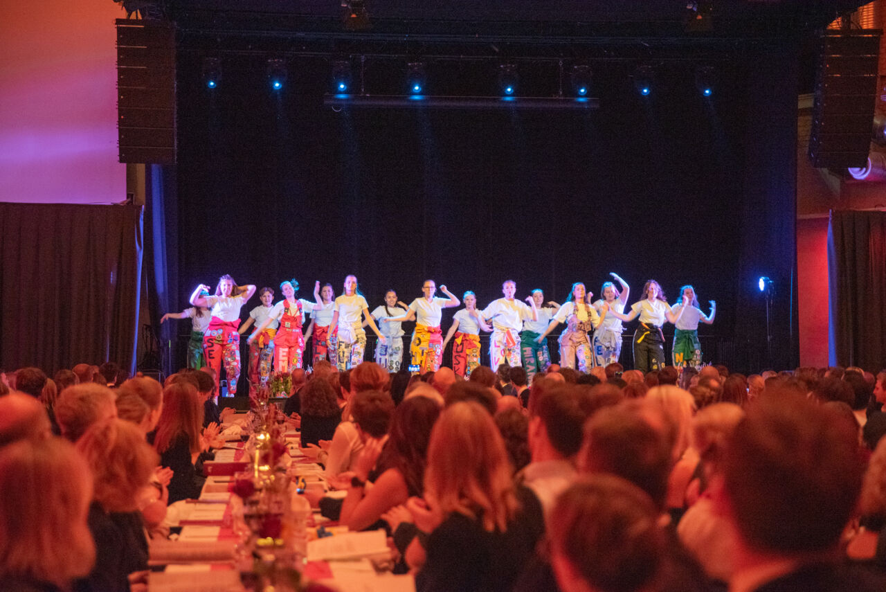 Bild under middagen när dansare uppträder på scenen