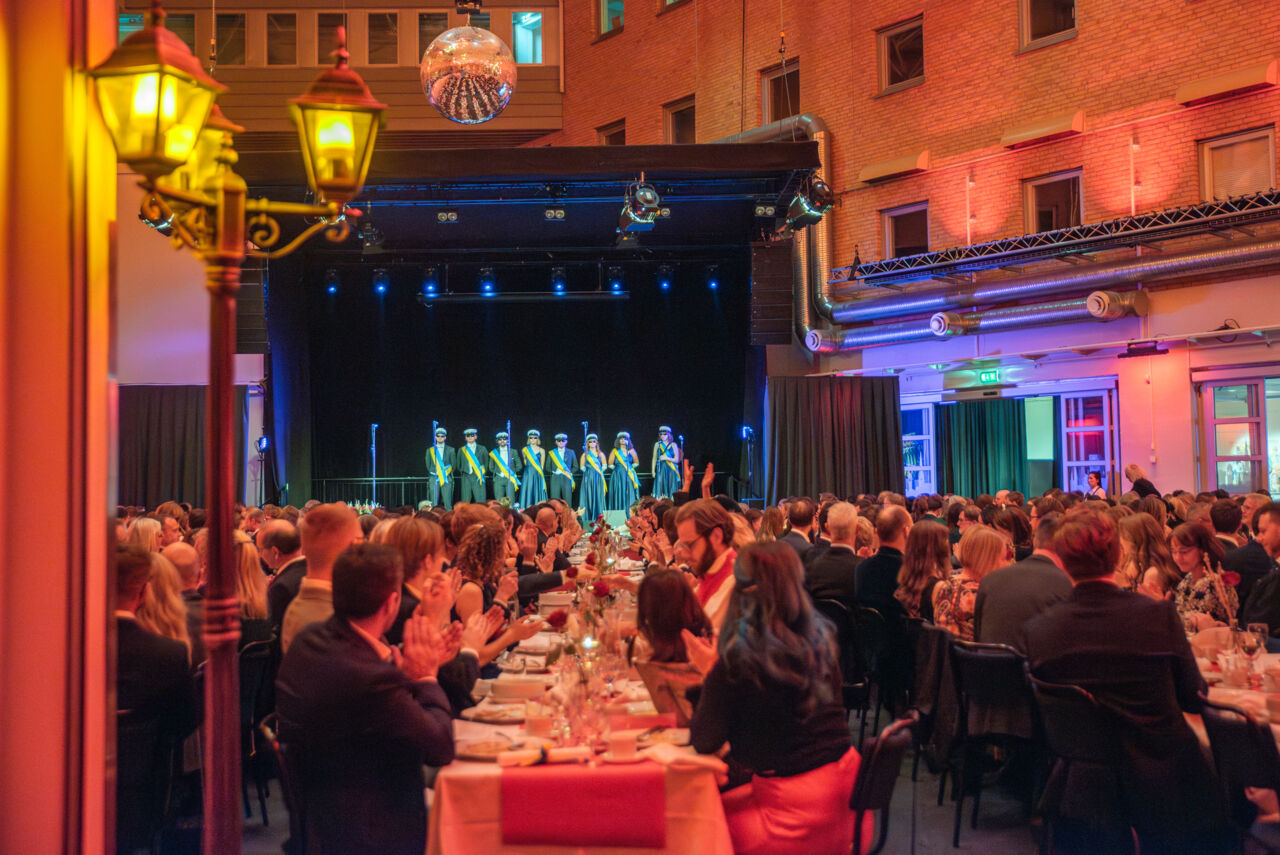 Bild på lokalen med gäster under middagen