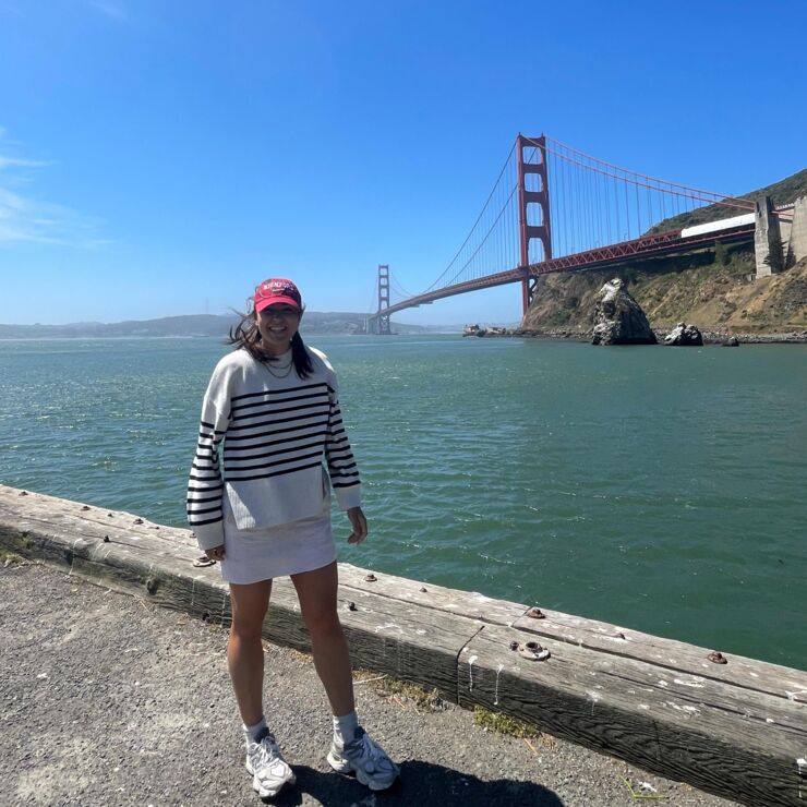 Amaia in front of Golden Gate bridge