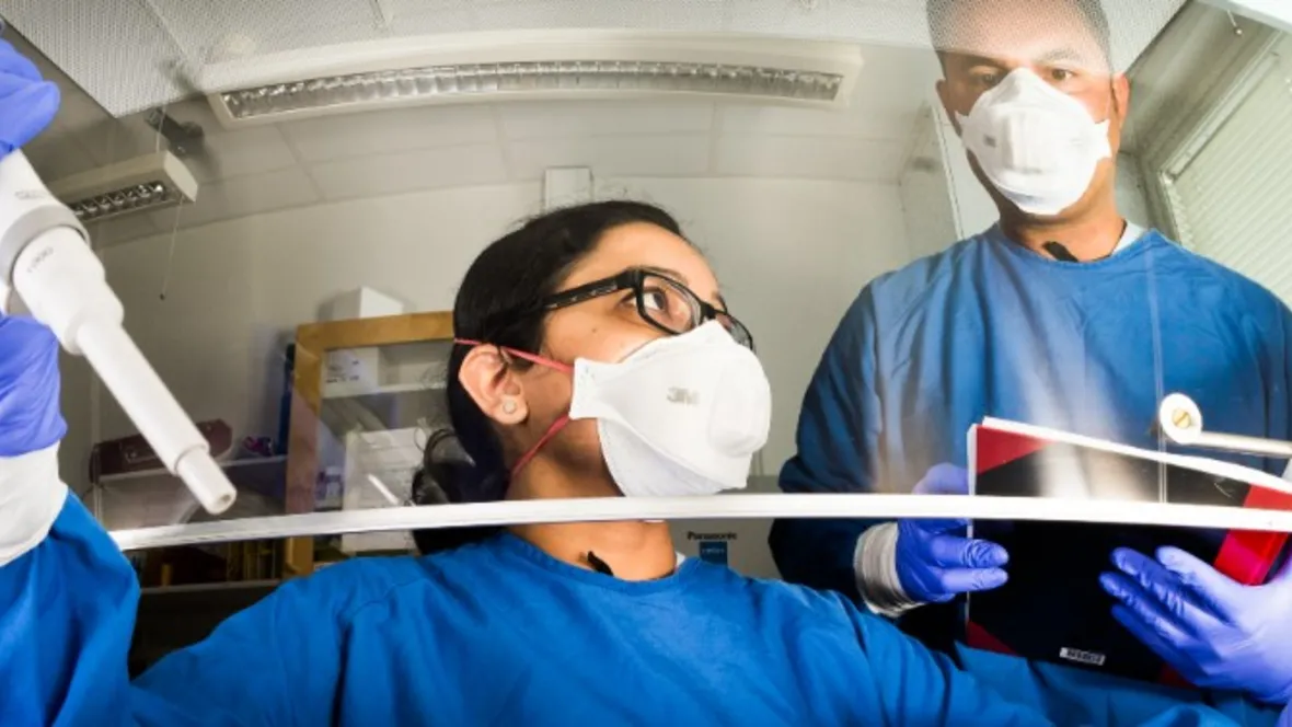 Två forskare arbetar i ett labb.