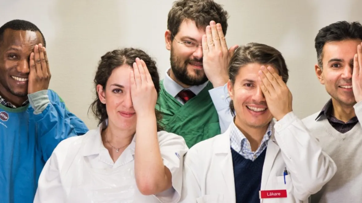 Forskningsgruppen står och håller ena hnaden framför sitt egna öga.