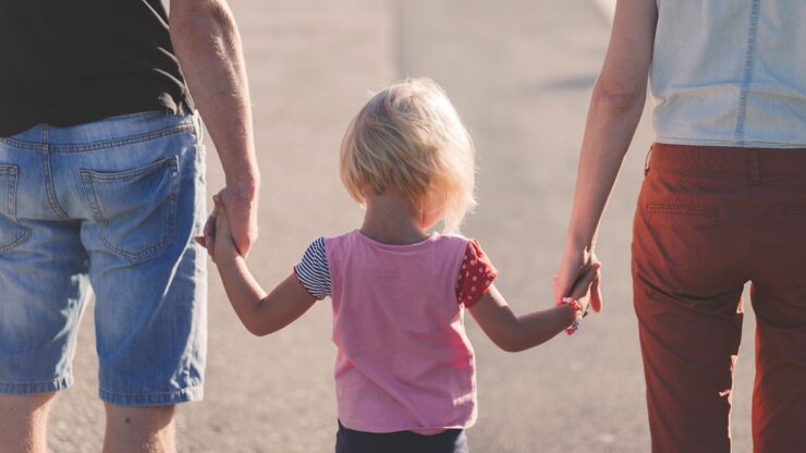 Familj håller hand.